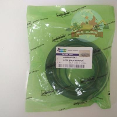 Р/к г/ц стрелы (ковша) Doosan 440-00042BKT (401107-00243A)