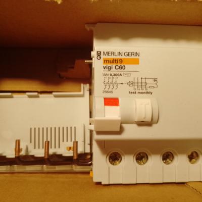 28.000 тенге. Блок дифиринциальной защиты, УЗО   (Schneider Electric)  "MERLIN GERIN" 4Р 63А 300 мА