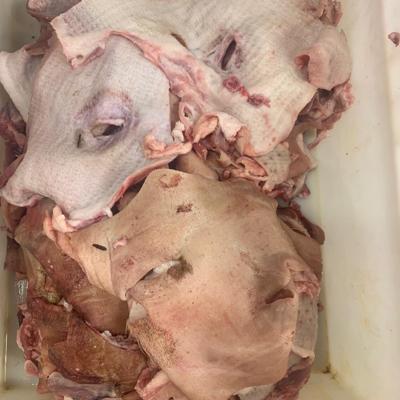 Шкура свиная с голов, не зачищенная. 