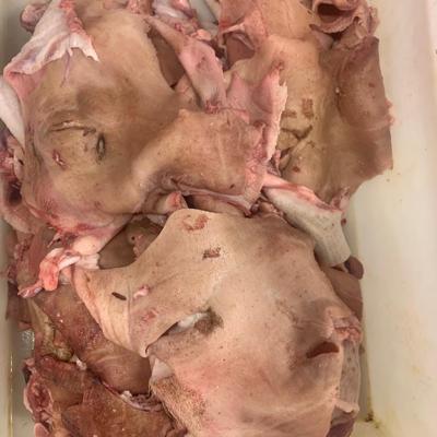 Шкура свиная с голов, не зачищенная. 